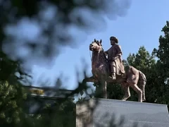 В Оше открыли памятник Алымбеку датке и обновленный сквер