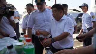 Шыкмаматов провел рейд по контролю акцизных марок на рынке в Оше