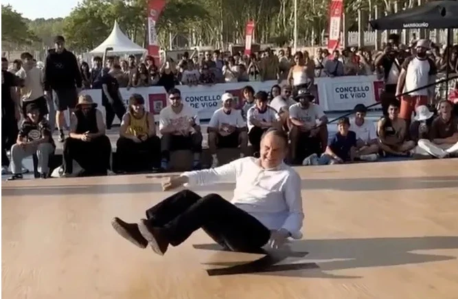 В Испании 78-летний мэр станцевал для жителей города брейк-данс