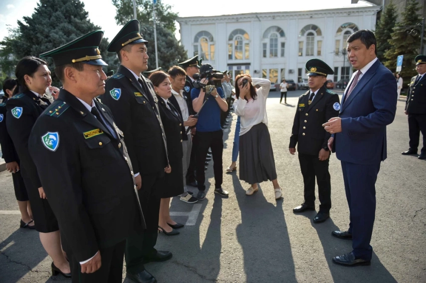 Муниципальной инспекции Бишкека выдали новую форму