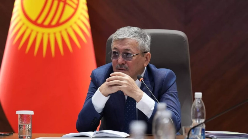 Адылбек Касымалиев поручил кардинально упростить процедуру замены водительских удостоверений
