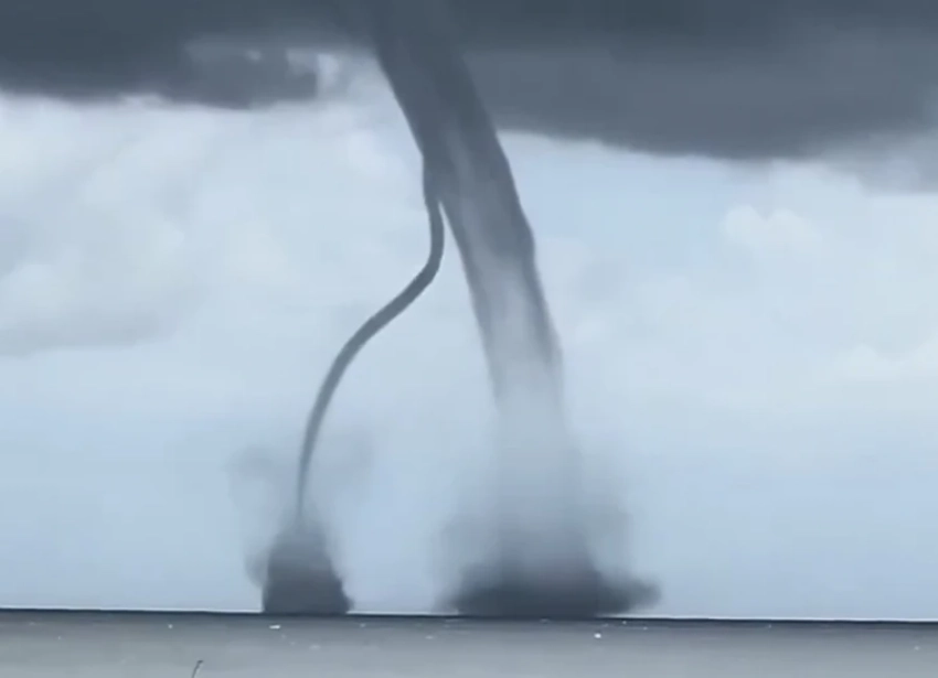 Двойной смерч заметили у берегов Сочи