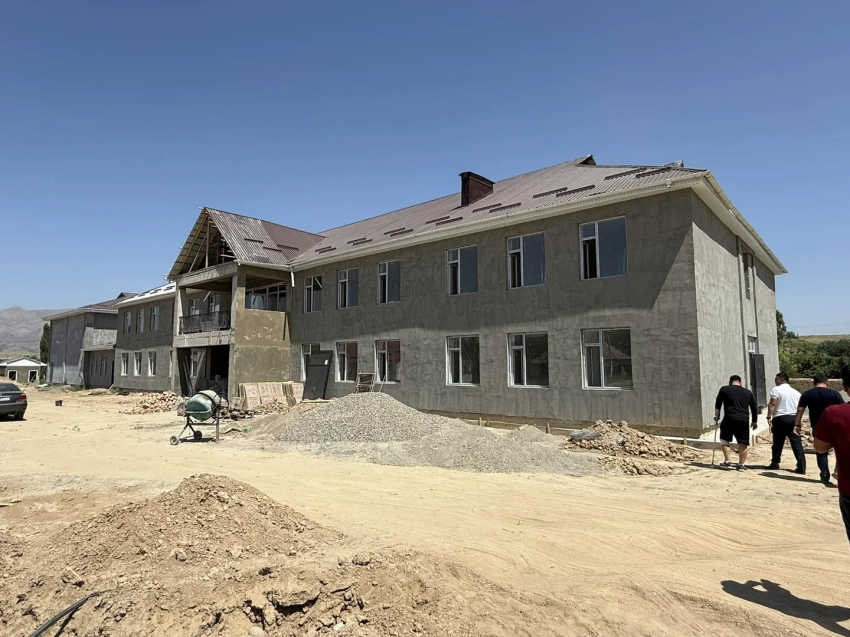В селе Кара-Суу возводят новую школу взамен аварийной