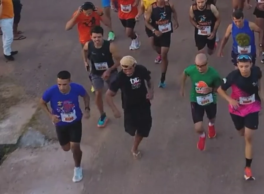 Пьяный бразилец в шлепках случайно ворвался на марафон и получил медаль