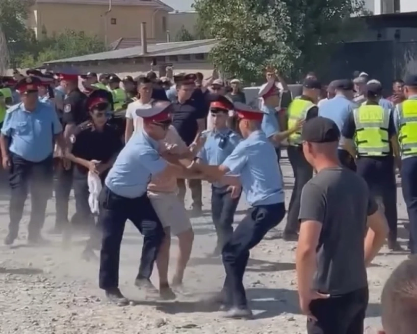Пятерых жителей Кок-Жара, задержанных за перекрытие дороги, водворили в СИЗО