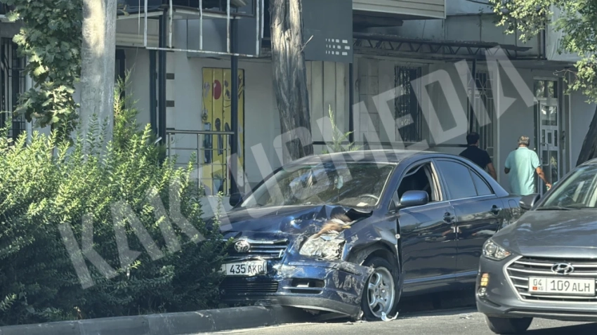 Toyota вылетела на бордюр в результате ДТП в Бишкеке