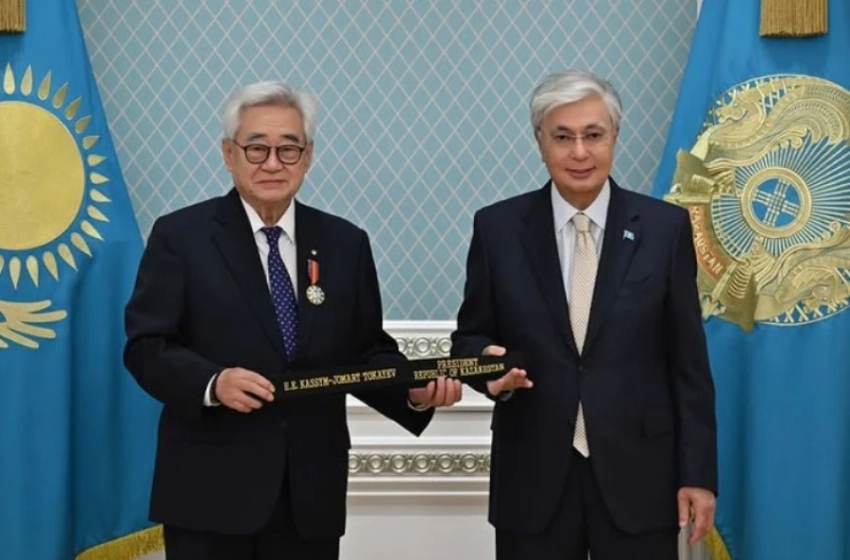 Президенту Казахстана вручили черный пояс по тхэквондо