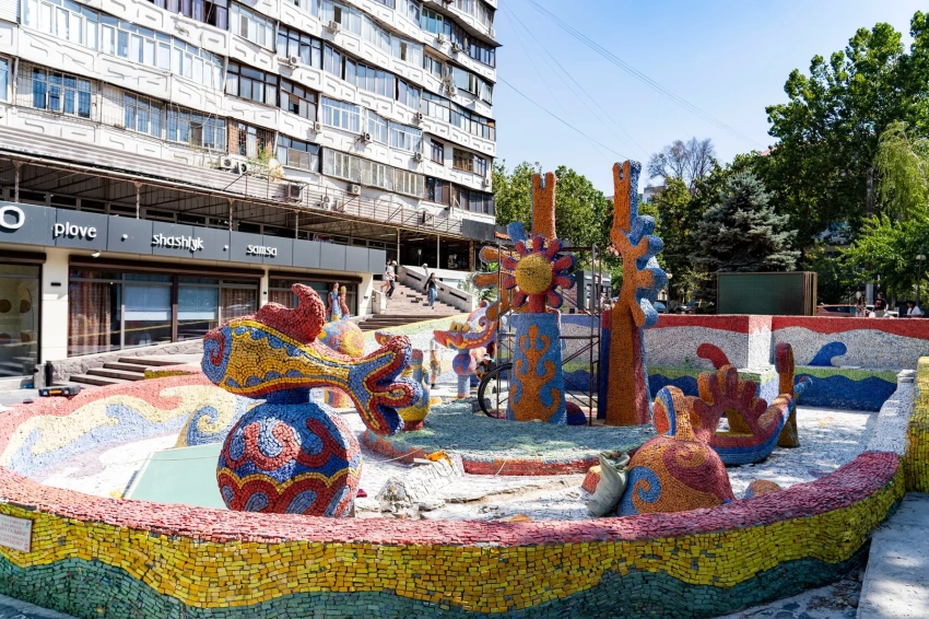 Утраченную мозаику нашли в Бишкеке при реставрации фонтана