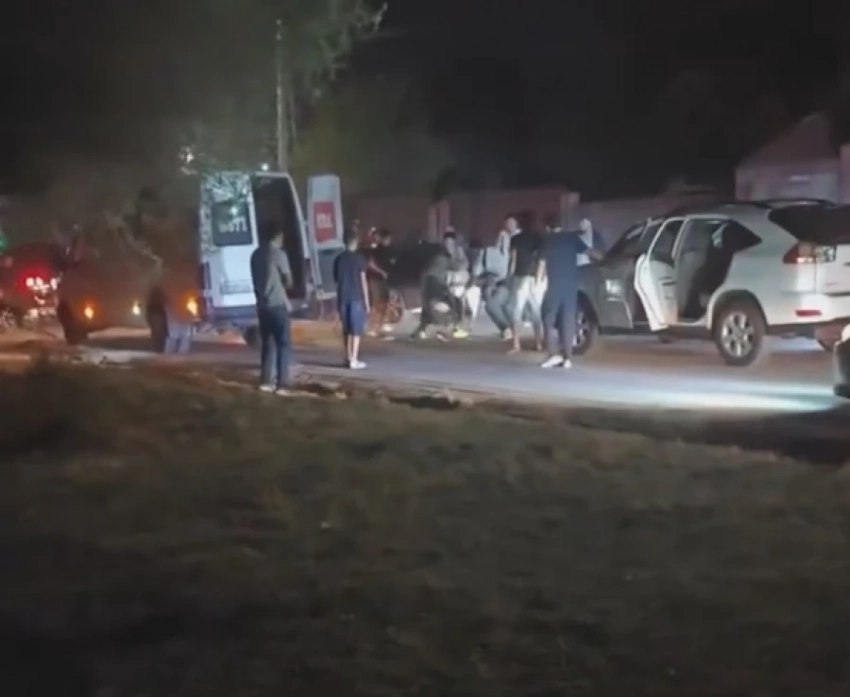 Очевидцы сняли на видео жестокую массовую драку в Бишкеке