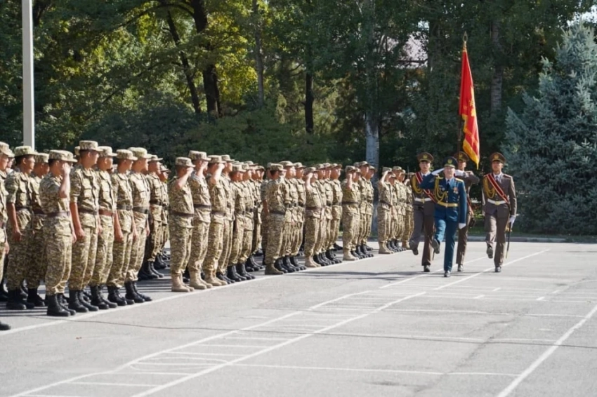 Более 100 курсантов приняли военную присягу перед отправкой за границу