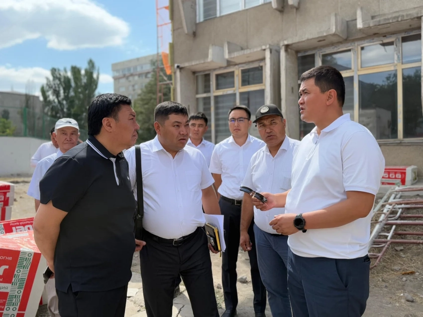 Нурдан Орунтаев ознакомился с ремонтом в бишкекской школе-лицее №5