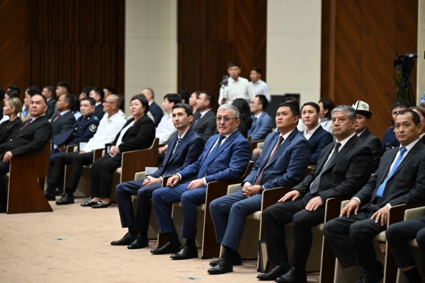 Адылбек Касымалиев наградил ряд госслужащих