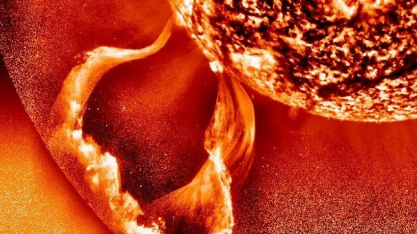 Солнце выбросило один из крупнейших за последнее время протуберанцев