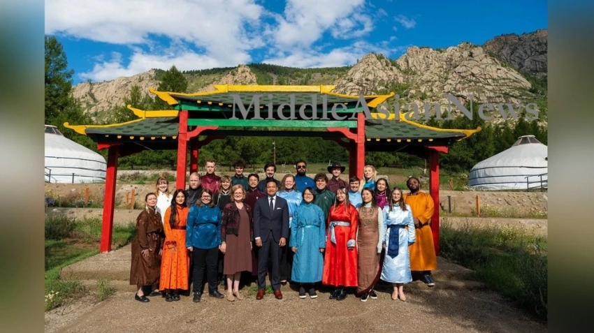 Волонтеры Корпуса мира из M34 США готовы отправиться в провинции, чтобы распространять английский язык