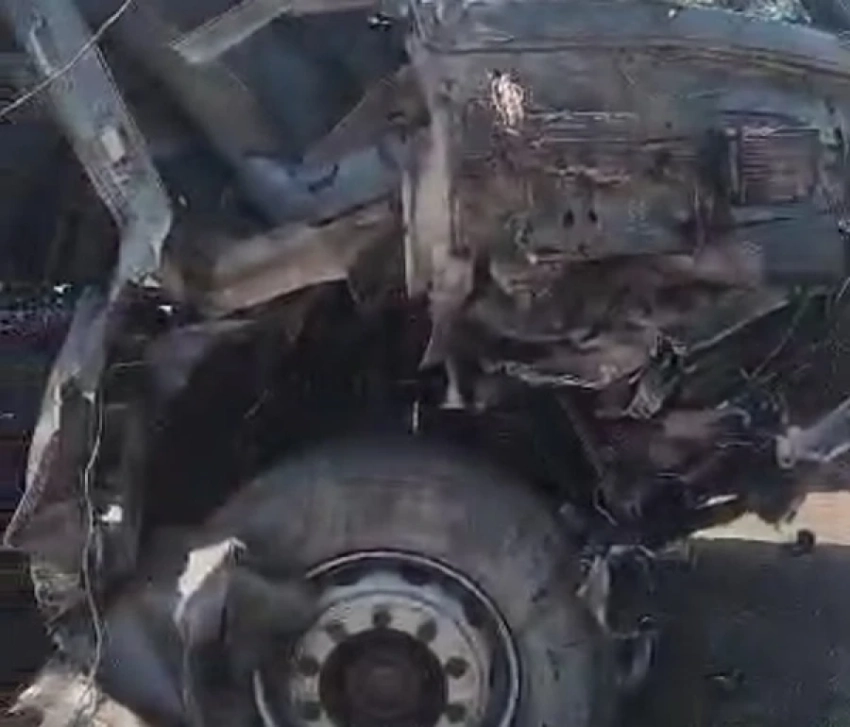 Тепловоз снес грузовик на переезде в селе Красная Речка