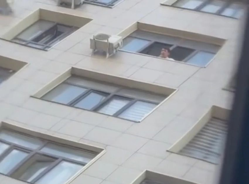 В Бишкеке парень «справлял нужду» через окно многоэтажки