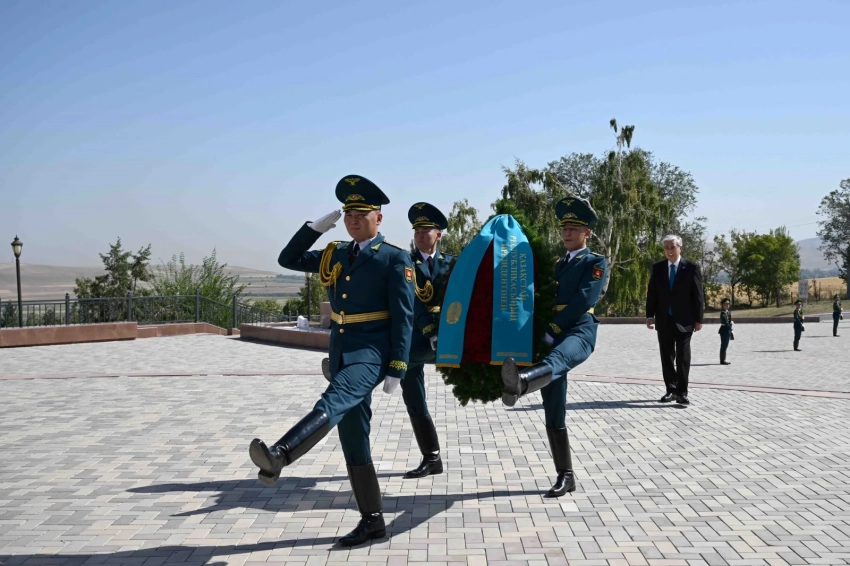 Президент Казахстана посетил историко-мемориальный комплекс «Ата-Бейит»