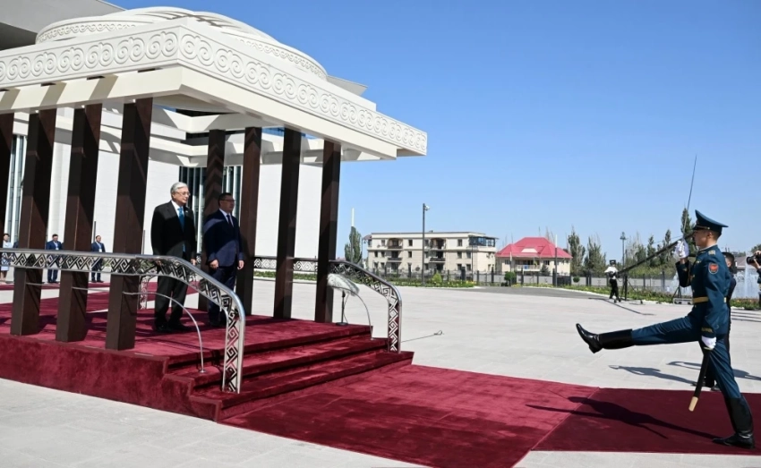 В Бишкеке состоялась церемония встречи лидеров Кыргызстана и Казахстана