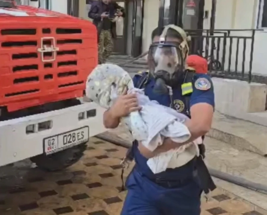 В Оше произошел пожар в многоэтажке, спасатели эвакуировали жильцов