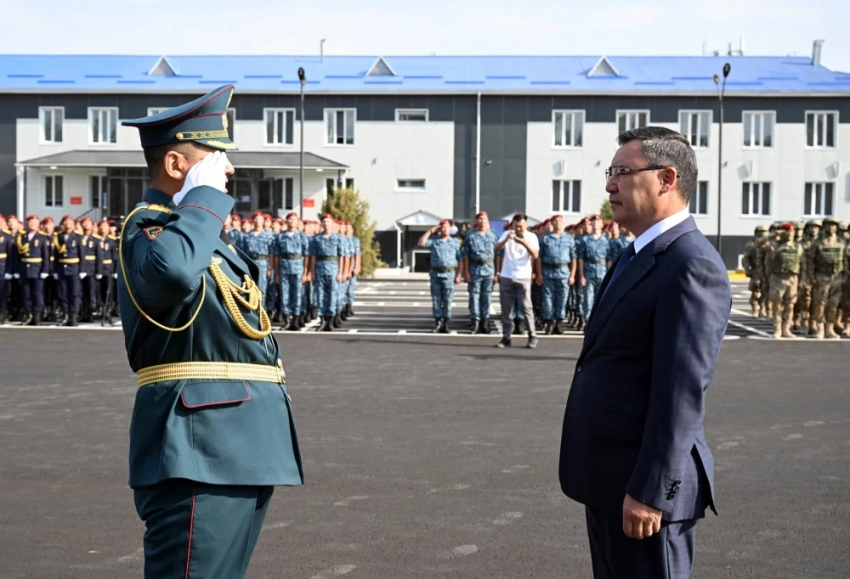 Садыр Жапаров открыл новое здание воинской части №7702 в Бишкеке