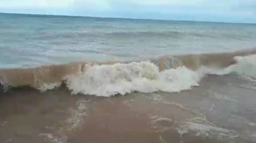 На Иссык-Куле лодку с людьми унесло ветром вглубь озера