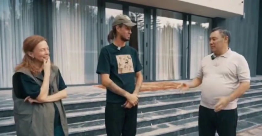 Садыр Жапаров подарил автомобиль экоактивисту Андрею Панаеву