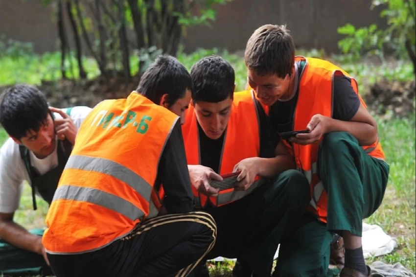 Кыргызстанцы, въезжающие в Россию на работу, должны установить специальное приложение «Амина». В МИД КР рассказали, для чего это необходимо?