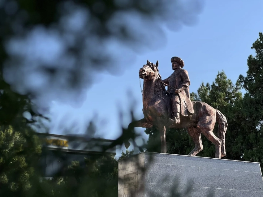 В Оше открыли памятник Алымбеку датке и обновленный сквер