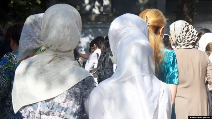 СМИ: Жёнам узбекских имамов велели снять хиджабы и носить платки по местным традициям