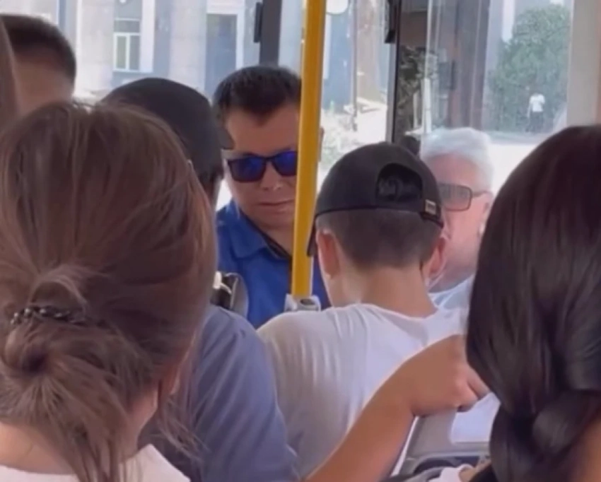 Водитель автобуса в Бишкеке помог пассажиру, которому стало плохо