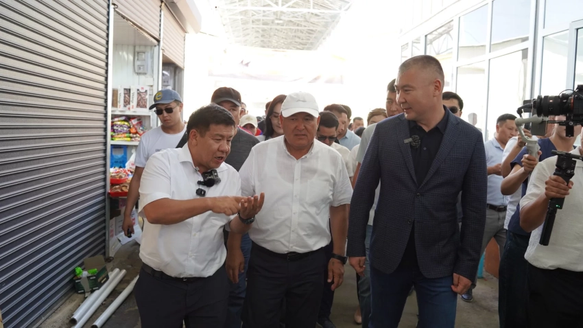 Председатель ГНС Алмамбет Шыкмаматов провёл рейд по контролю акцизных марок на рынке в Оше