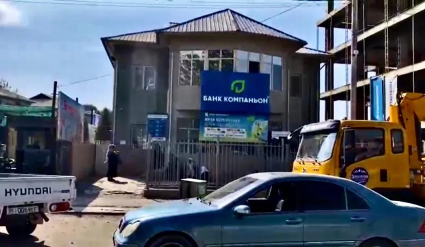 Брат экс-депутата Алтынбека Сулайманова добровольно передал государству землю вместе с двухэтажным зданием