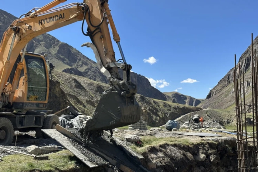 В Нарынской области строят мост для освоения рудника Тоголок