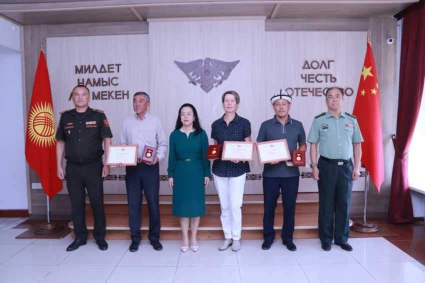 В Бишкеке наградили ветеранов за участие в освобождении Китая