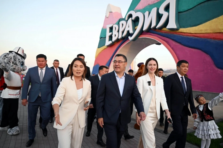 Садыр Жапаров принял участие в открытии парка с бесплатными аттракционами в Бишкеке