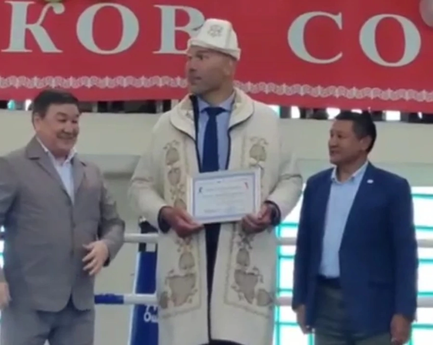 На Николая Валуева в Оше надели калпак и чапан