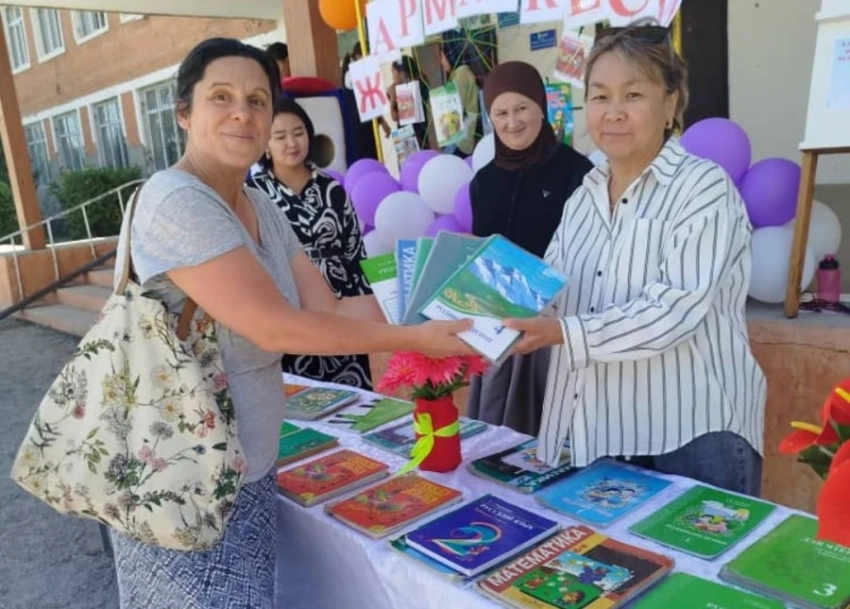 Нехватка учебников: в школах Кыргызстана организуют книжные ярмарки