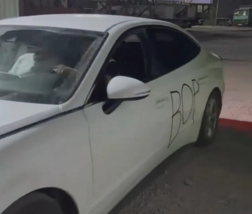 Подростки исписали арендованную машину надписями «Вор», «Менты, где вы?»