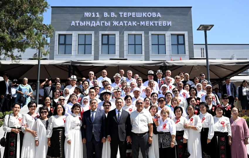 Садыр Жапаров открыл школу им. В. Терешковой в Оше и одновременно в онлайн-формате еще 100 соцобъектов по всему Кыргызстану