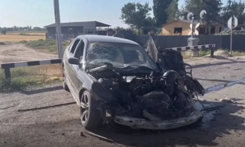 Кто кого: BMW протаранил поезд на переезде Ивановка – Токмак