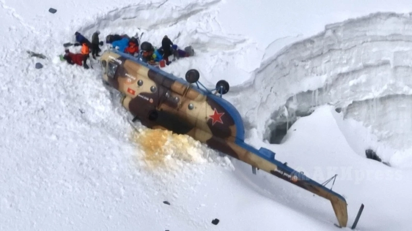 В сети опубликовали кадры вертолета Минобороны, который разбился под пиком Победы в Кыргызстане