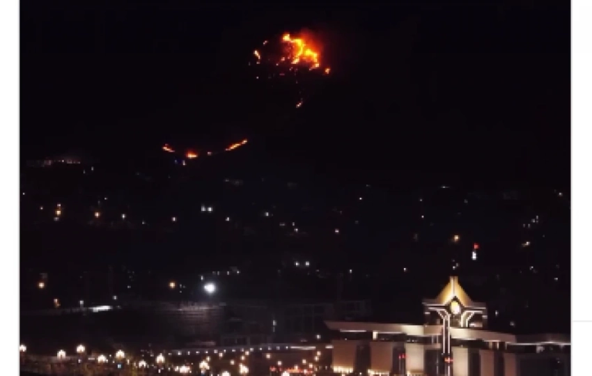 Огненный вулкан на фоне президентской резиденции – ночной пожар в Чон-Арыке