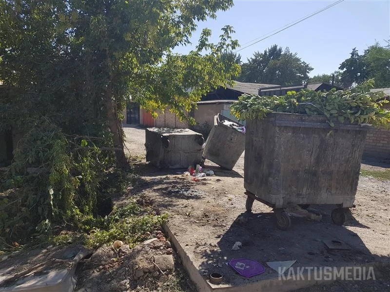 В некоторых районах Бишкека демонтируют мусорные площадки. Куда людям выбрасывать мусор?