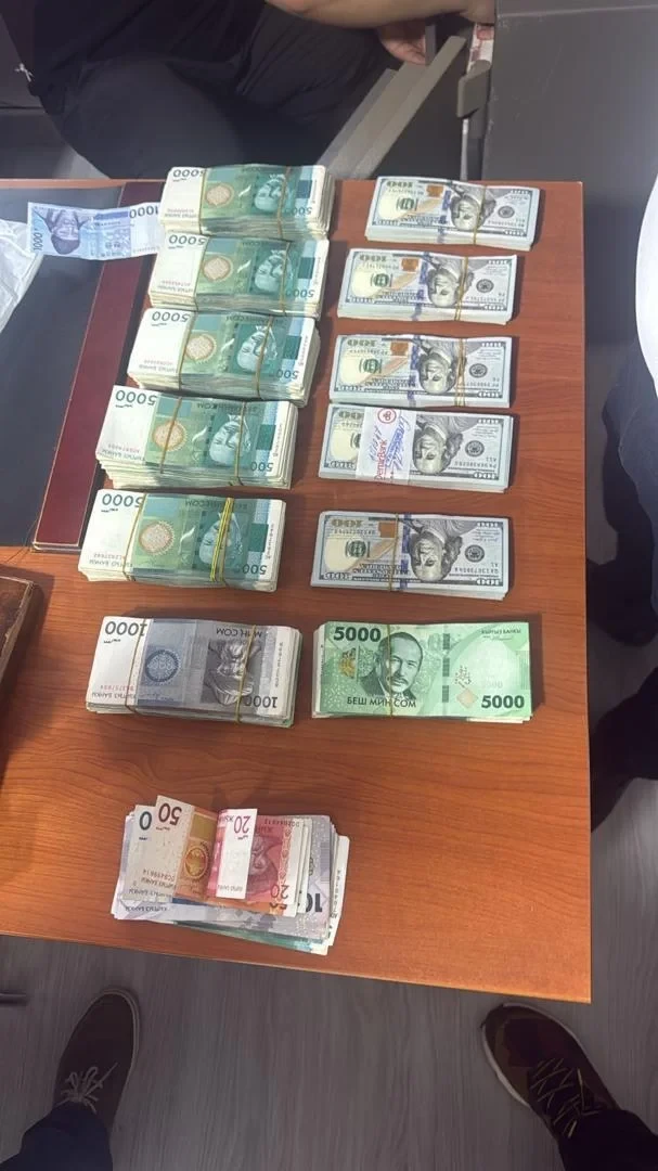 В Бишкеке в кабинете полковника милиции нашли почти 6 млн сомов и $46 тысяч