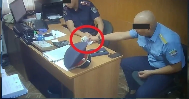 В кабинете начальника охраны МВД нашли валюту и миллионы сомов