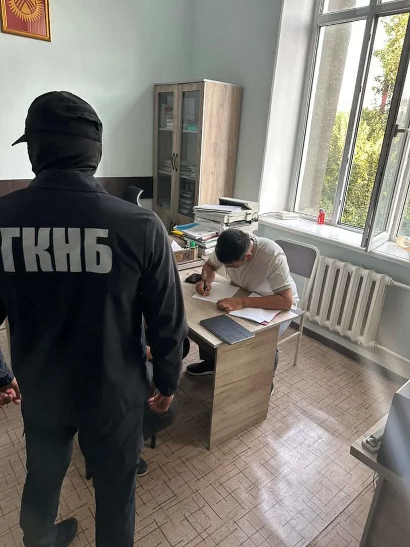 Обвиняемый в изнасиловании несовершеннолетней заявил на своих адвокатов. Их задержали