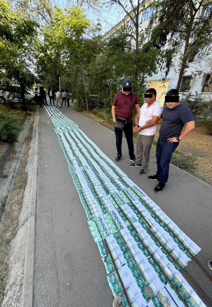 Фото дня. 5 млн сомов взятки растянулись на несколько метров тротуара