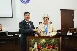 Глава Ошской области наградил чемпиона мира Жанторо Мирзалиева