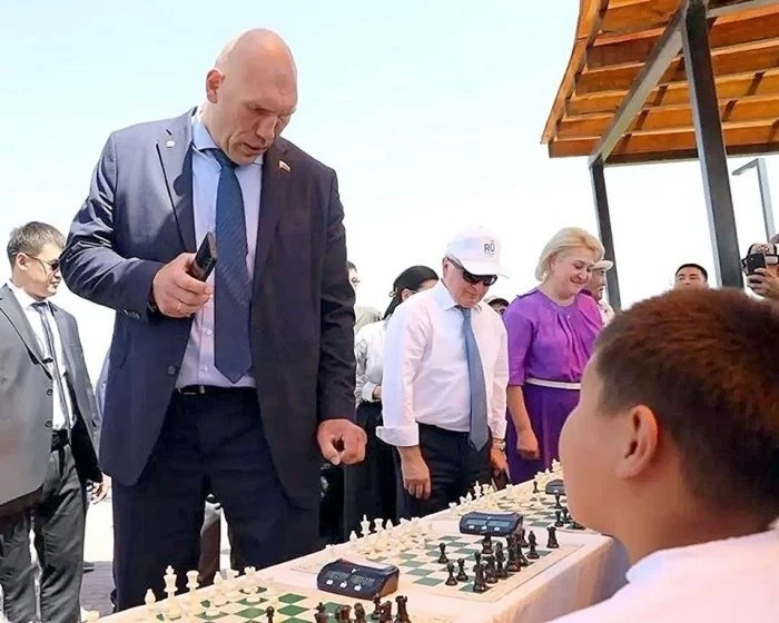 В Джалал-Абаде юные шахматисты сыграли против дуэта Карякина и Валуева