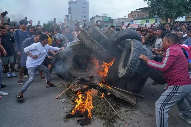 МИД КР призвал граждан воздержаться от поездок в Непал из-за протестов